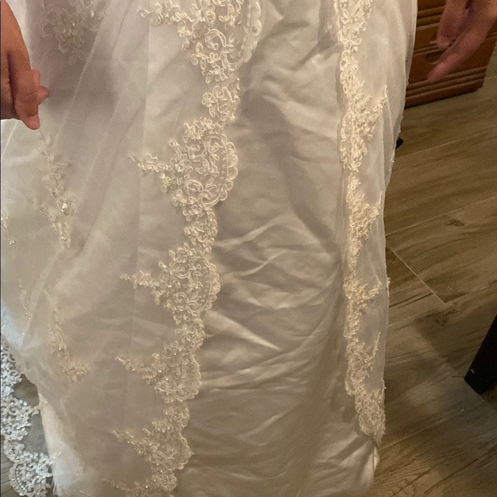Alfred Angelo Elegant White Lace Wedding Dress - Picture 3 of 11